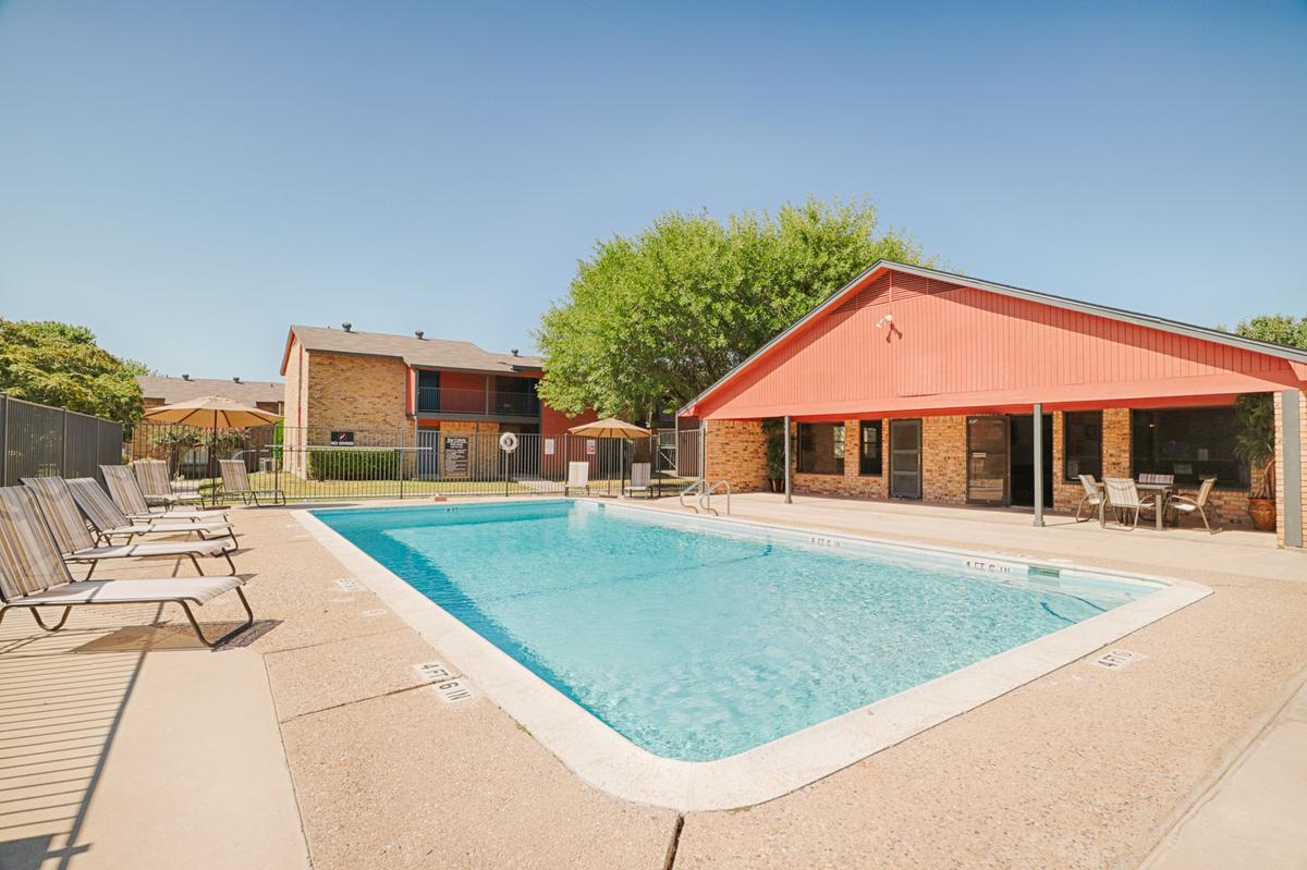 Swimming pool at Bay Colony Apartments